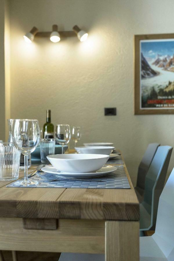 Apartment Ensa - Alpes Travel - Central Chamonix - Sleeps 4 ภายนอก รูปภาพ
